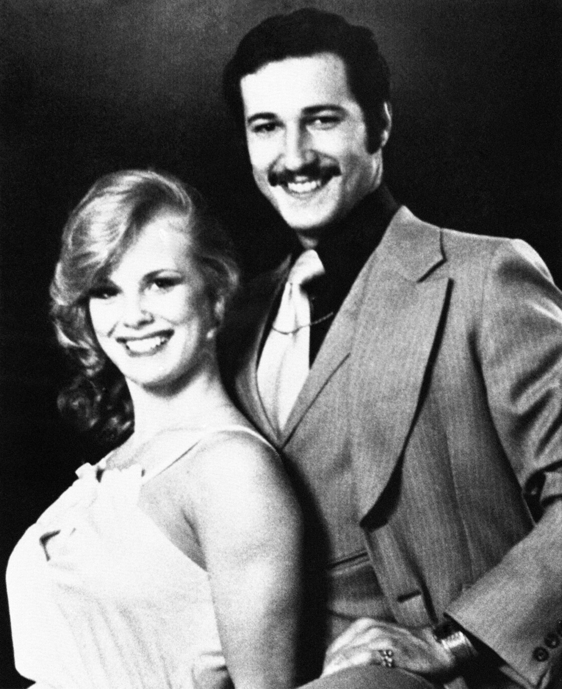Dorothy och Paul drog till Las Vegas och gifte sig. Dorothy var även Pauls biljett till det ljuva livet, trodde han. Dorothy Stratten och Paul Snider