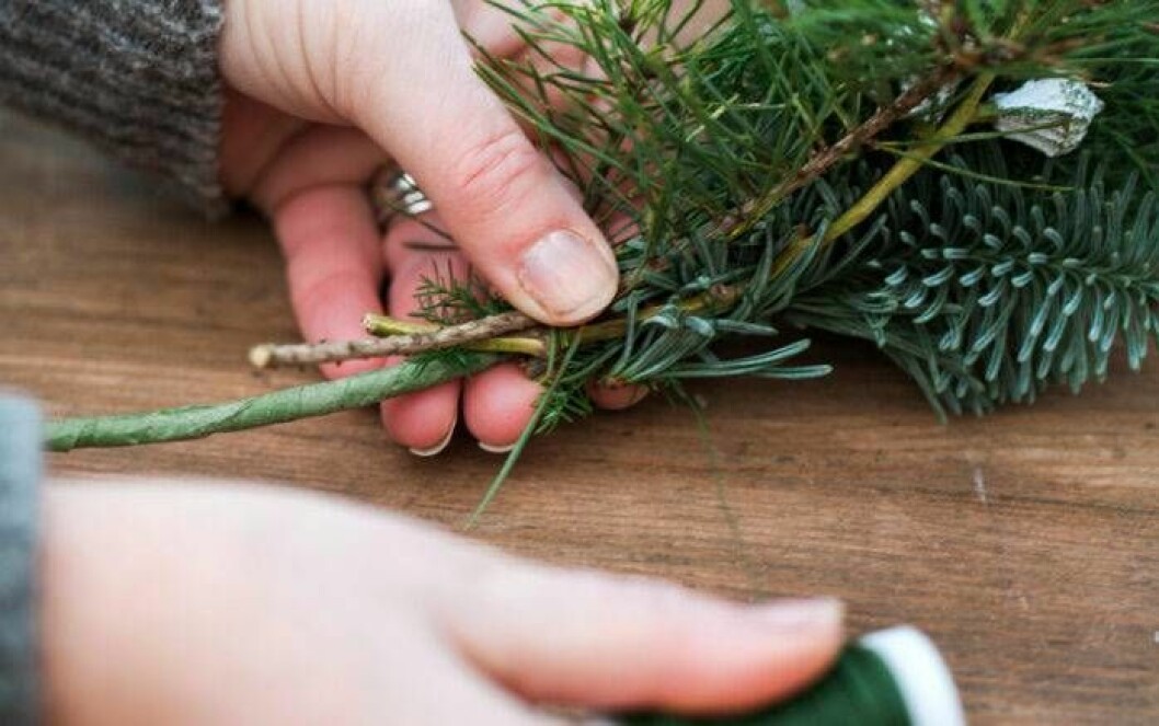 Julig dörrkrans: Fäst små buketter med myrtentråden.