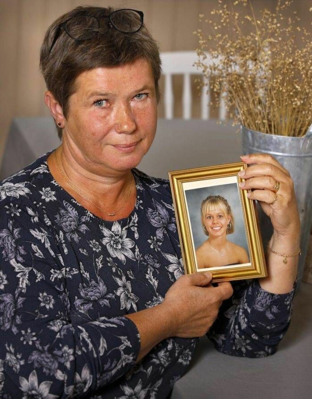 AnnBritt med bilden av Sofia. AnnBritt med bilden av Sofia.