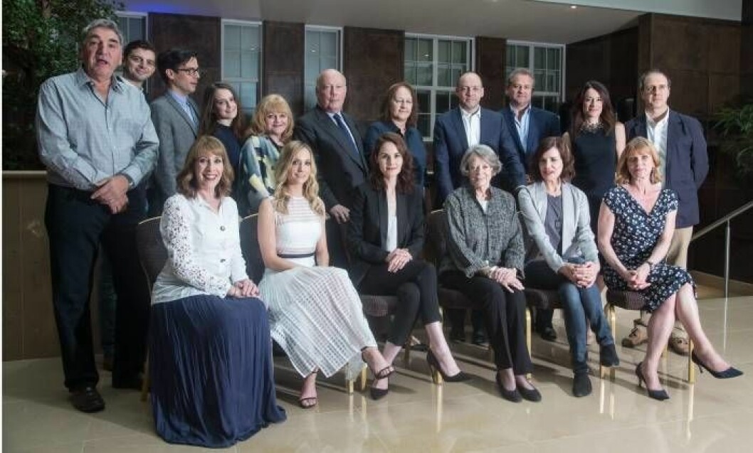 Gruppfoto inför Downton Abbey, sjätte säsongen. Bakre raden: Jim Carter, Michael Fox, Harry Hadden-Paton, Sophie McShera, Lesley Nicol, författaren Julian Fellowes, Brendan Coyle, Hugh Bonneville, Raquel Cassidy, Kevin Doyle.<br>Främre raden: Phyllis Logan, Joanne Froggatt, Michelle Dockery, Maggie Smith, Elizabeth McGovern, Samantha Bond.<p></p><p></p><p></p> Skådespelarna if´ Downton Abbey, sjätte säsongen.Bakersta raden: Jim Carter, Michael Fox 3. Harry Hadden-Paton 4. Sophie McShera 5. Lesley Nicol 6. Julian Fellowes 7. 8. Brendan Coyle 9. Hugh Bonneville 10. Raquel Cassidy 11. Kevin Doyle Front row, left to right: 1. Phyllis Logan 2. Joanne Froggatt 3. Michelle Dockery 4. Maggie Smith 5. Elizabeth McGovern 6. Samantha Bond) 2015-08-13 (c) Empics / IBL