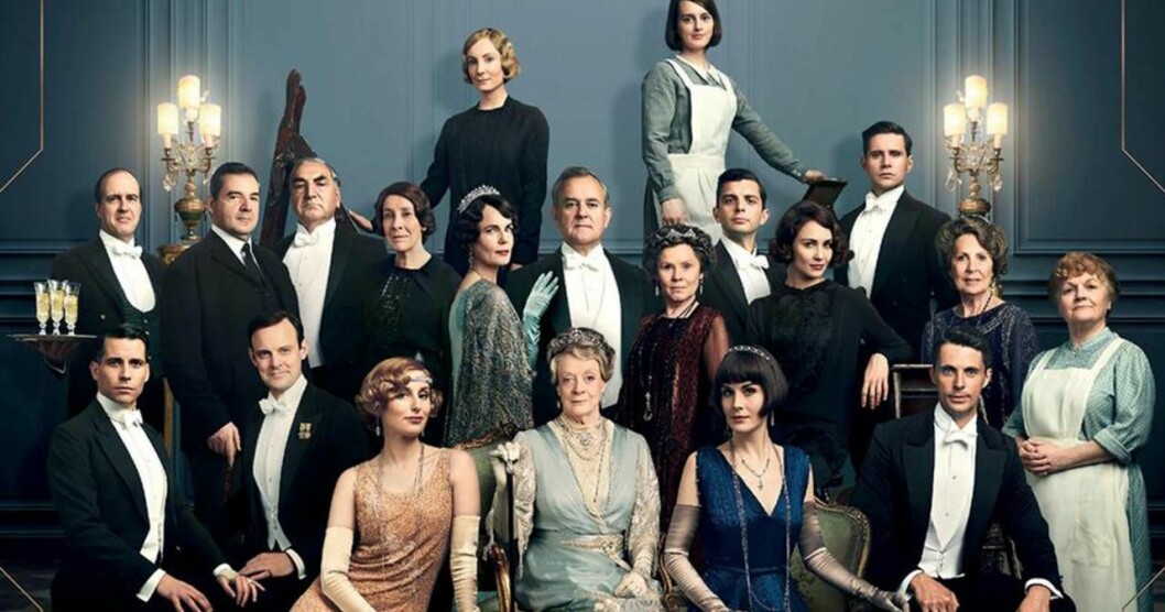 <em>Downton Abbey</em> går upp på vita duken. Det blir ett kärt återseende av många omtyckta och omstridda karaktärer. Foto: TT Familjen Crawley med anställda i Downton Abbey