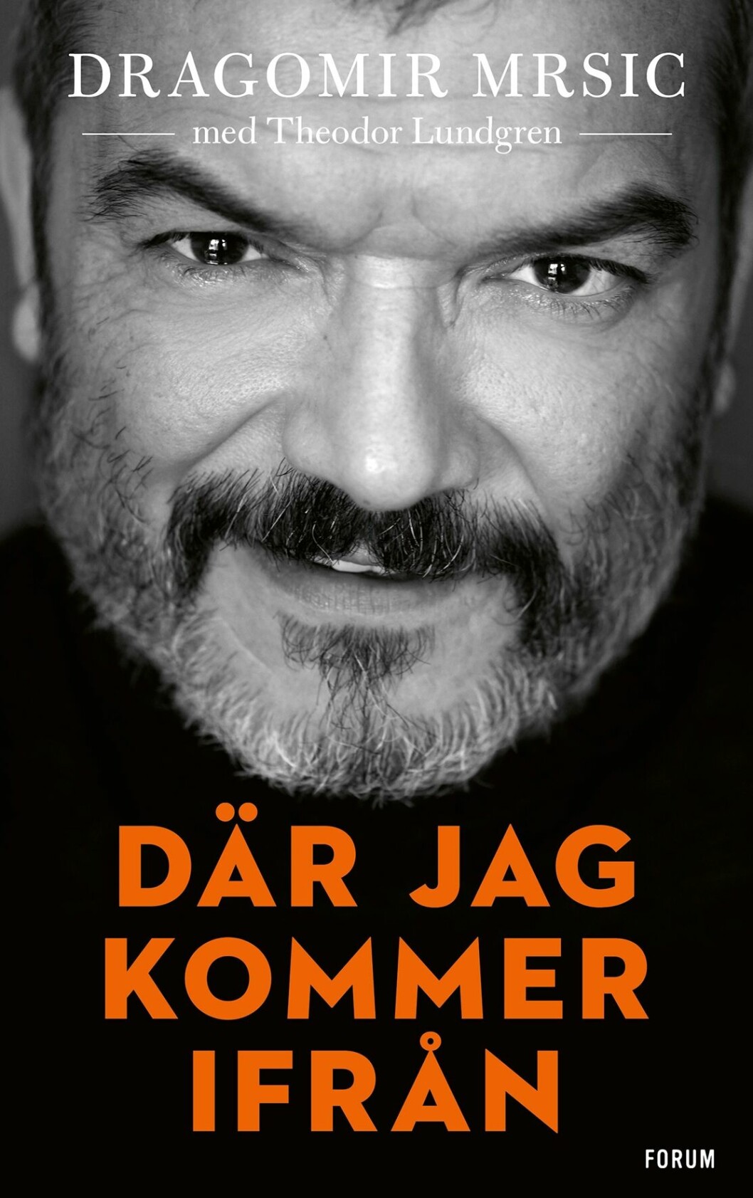 Självbiografin (utgiven på Bokförlaget Forum) har Dragomir Mrsic skrivit tillsammans med Theodor Lundgren. Bokomslaget till självbiografin Där jag kommer ifrån, av Dragomir Mrsic.