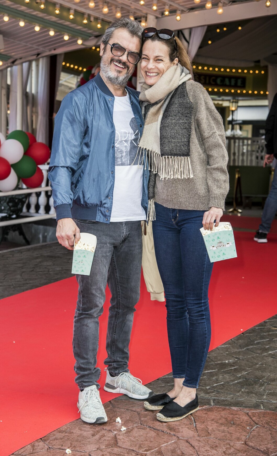 Dragomir har förlovat sig två gånger med barnens mamma Isabel Alonso, som han träffade 1992. Men fortfarande har det inte blivit av att de gift sig. Dragomir Mrsic med bio-popcorn i händerna, står tätt intill varandra och ler glatt när de fotograferas ute i vimlet.