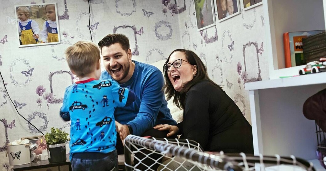 Det är full fart på Milo som skänker sina föräldrar mycket glädje. Foto: Veronica Kindblad. Milo busar med sina föräldrar.