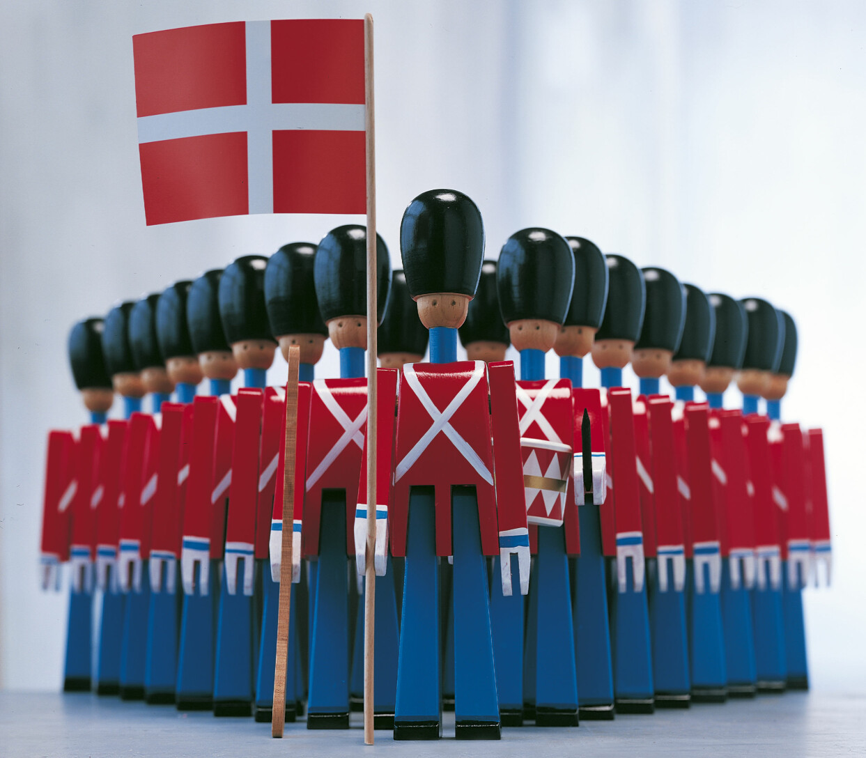Dronningens soldater på marsch. För den klassiska fanbäraren har utvecklingen gått framåt. Numera är flaggan gjord av tyg, och inte
i papper som på bilden. Cirkapris
i butik för soldat, ca 22 cm, med flagga är cirka 750 kr. Foto: Rosendahl Design Group Dronningens soldater med dansk flagga i handen – design av Kay Bojesen.