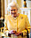 Drottning Elizabeth II med ett glas i handen.