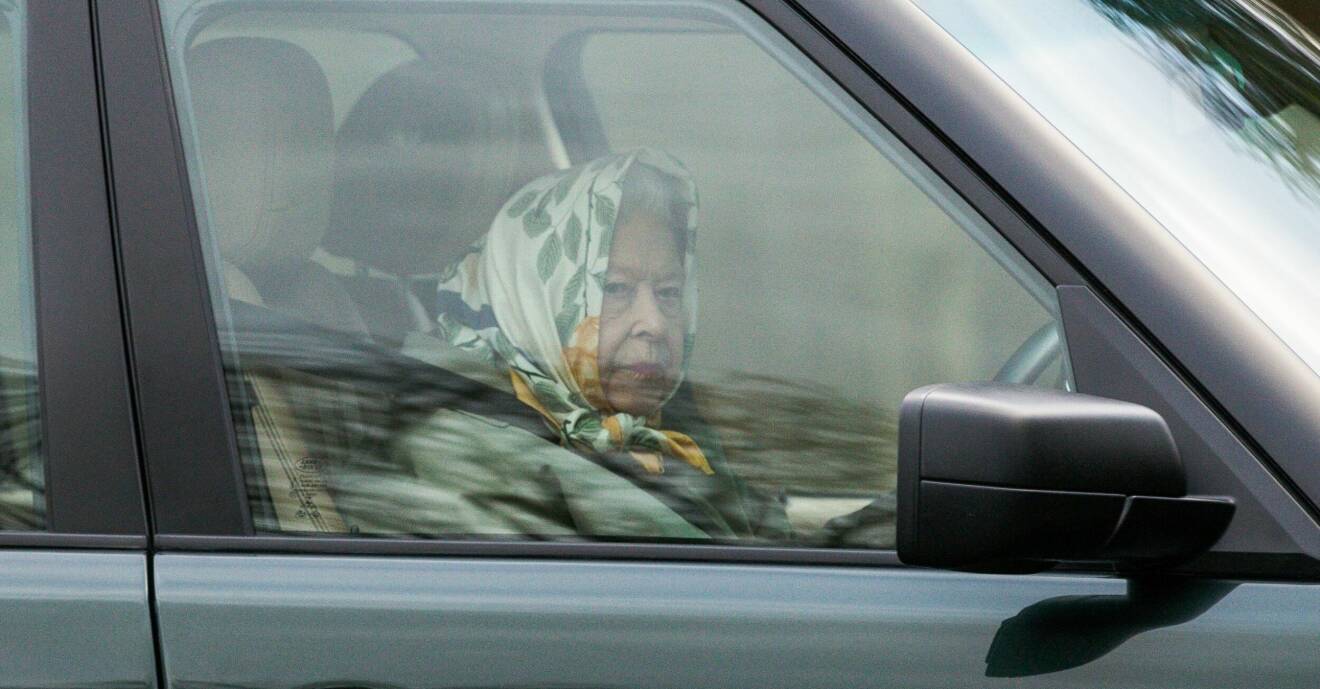 Drottning Elizabeth II framför ratten i sin Range Rover.