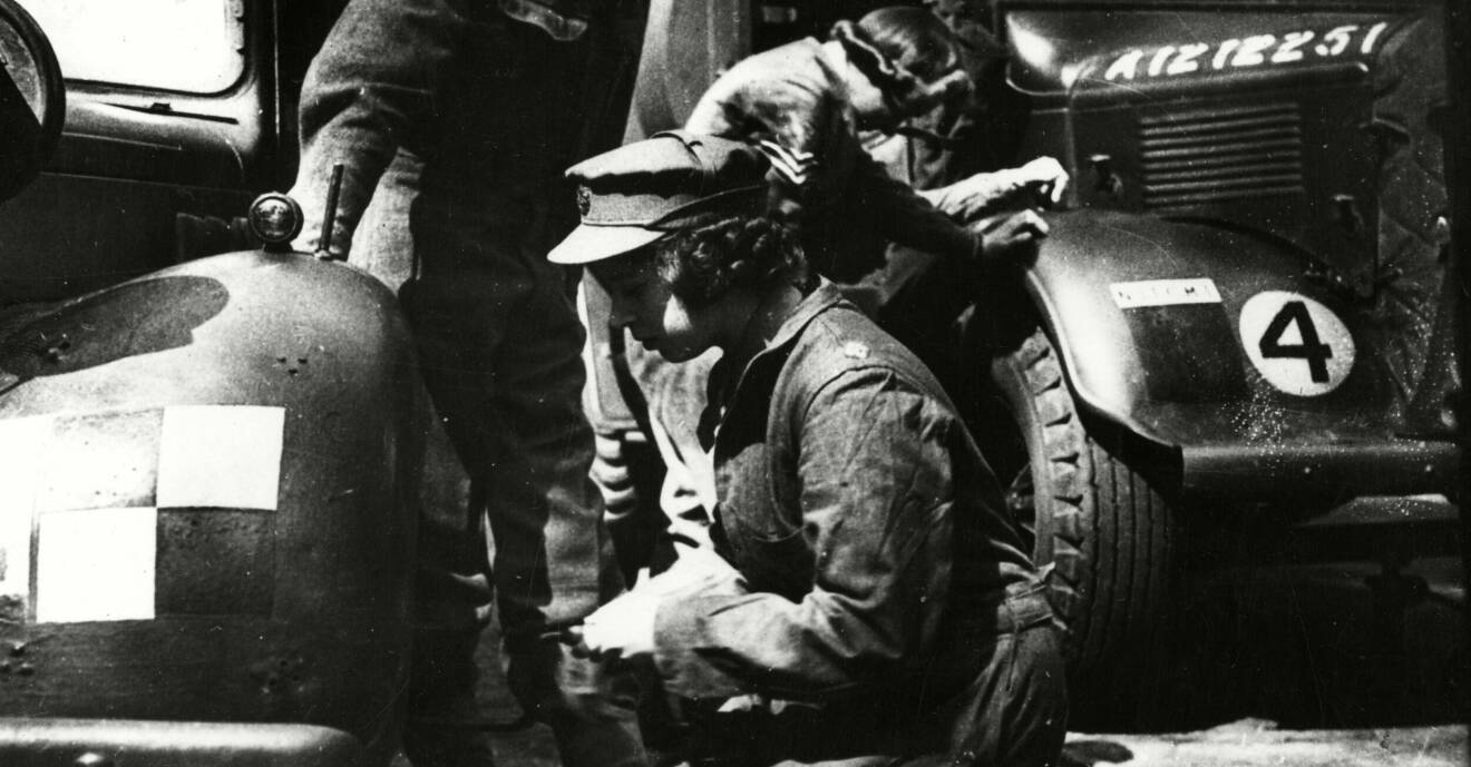Drottning Elizabeth II arbetar som bilmekaniker i andra världskriget.