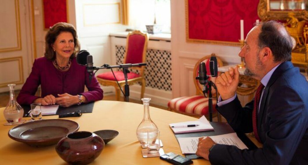 Drottning Silvia med Henrik Frenkel i podcasten Hjälp jag har Alzheimer. I bakgrunden skymtar kungaparets privata matsal. Drottning Silvia med Henrik Frenkel i podcasten Hjälp jag har Alzheimer.