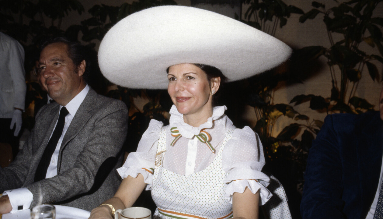 Drottning Silvia i mexikans hatt på stadsbesök i Mexico 1982.