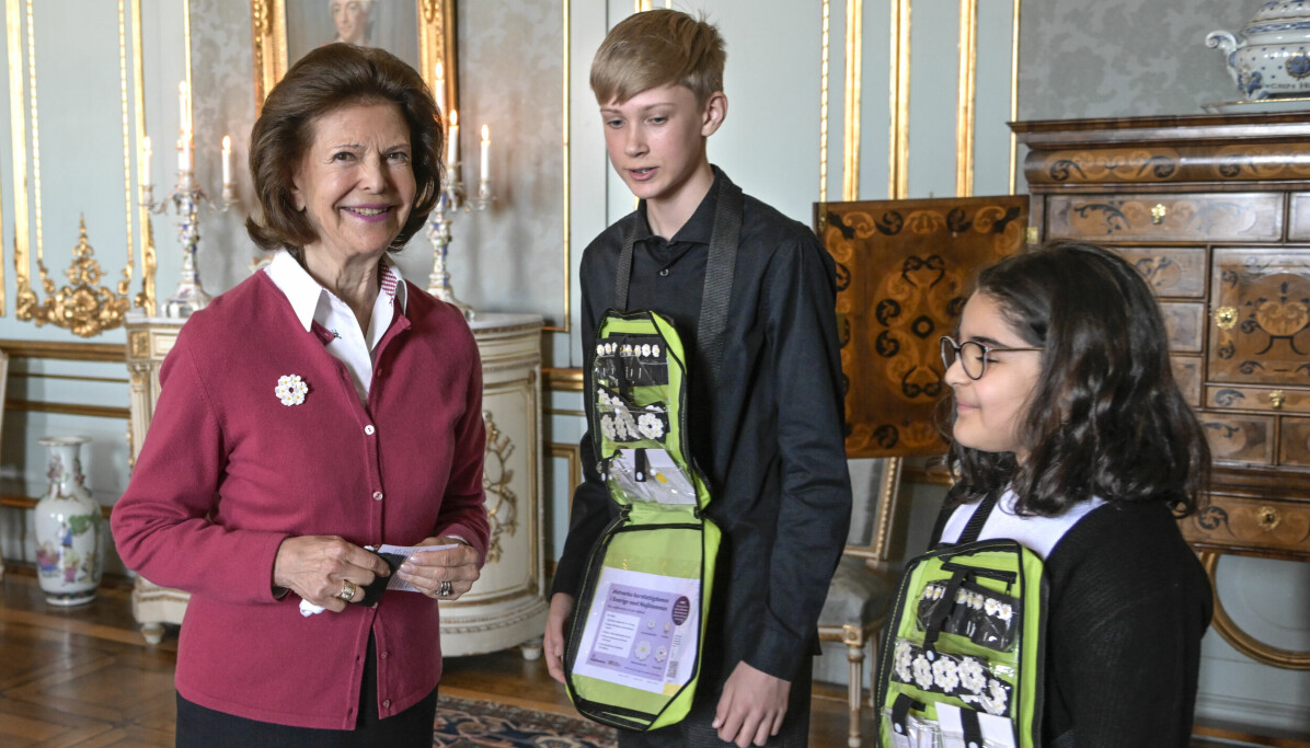 Drottning Silvia köper årets första majblomma 2022.
