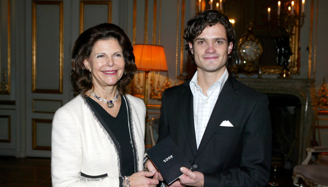 Drottning Silvia med prins Carl Philip.