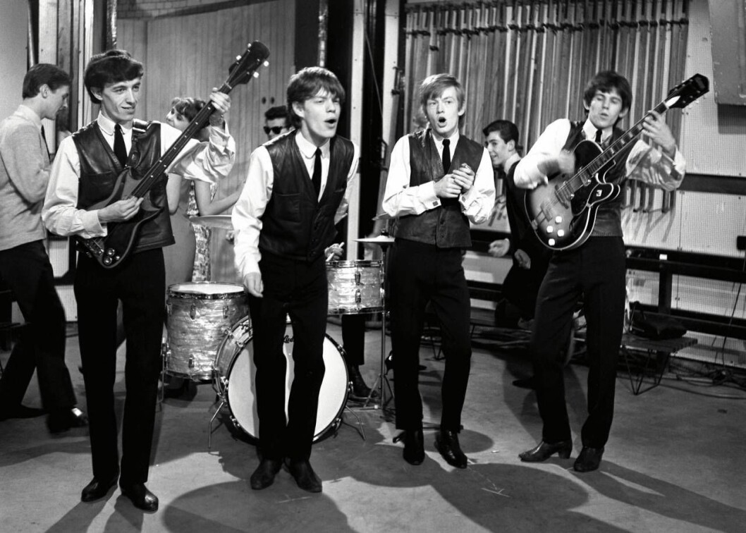 Rolling Stones i tv-studion i början av 60-talet, från vänster: Bill Wyman, Mick Jagger, Brian Jones och Keith Richards.