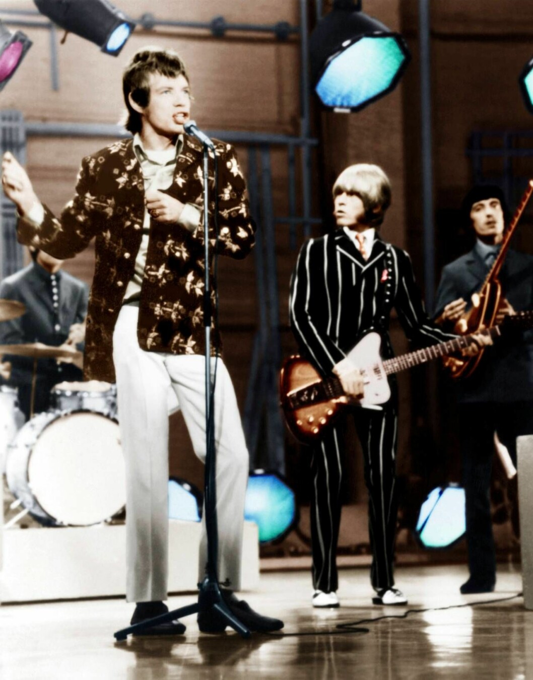 Rolling Stones i Ed Sullivan show 1966, från vänster: Mick Jagger, Brian Jones och Keith Richards.