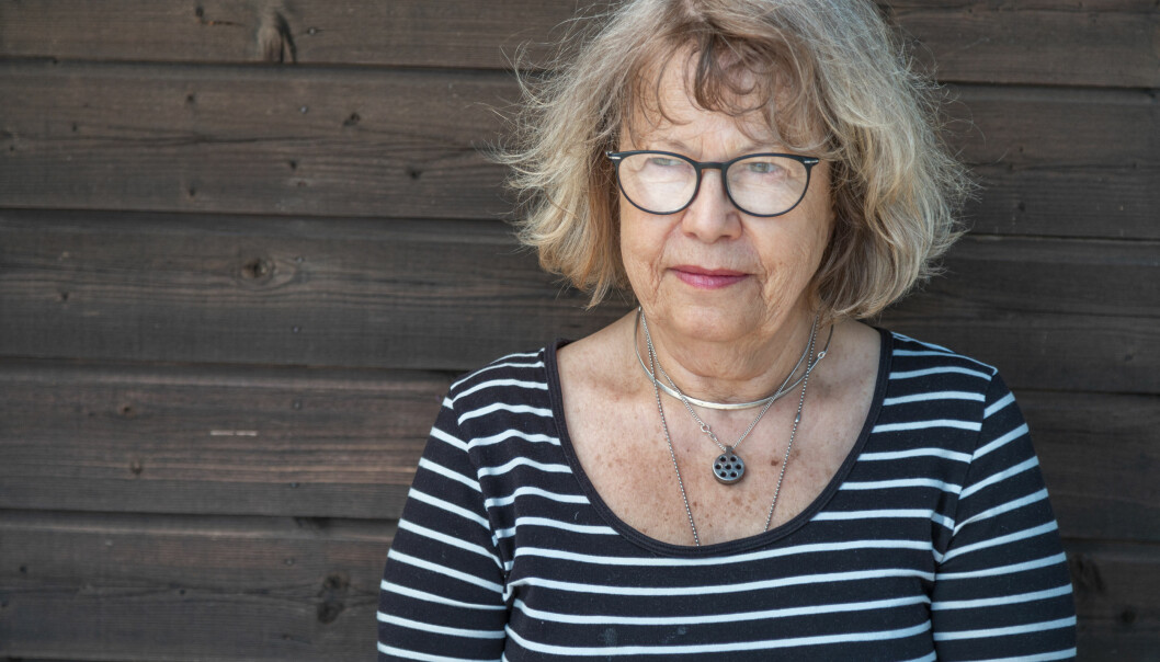 Ann-Katrin jobbar fortfarande som läkare, samtidigt som hon ser till att Christina har det bra. Ann-Katrin Berggren sitter mot en mörk trävägg.