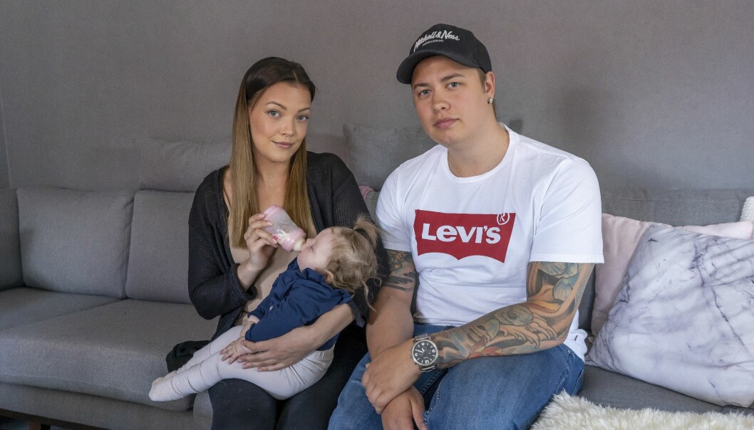 – Läkaren förklarade ganska omgående att Nova var hjärndöd och inte skulle överleva. Erika och Joakim tillsammans med Nova.
