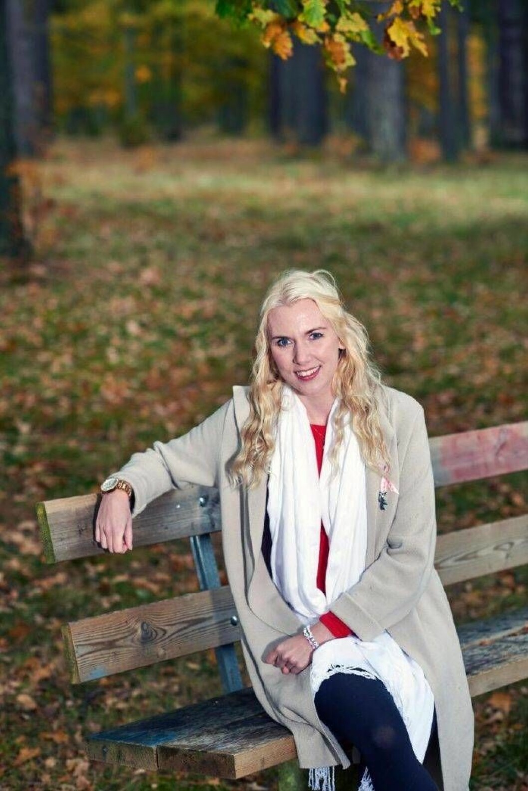 Väntan på att få flyga hem till Sverige blev en ångestfylld mardröm. Emmy skrev listor på vad hon ville hinna med innan livet tog slut och hon skrev också ett tal till sina begravningsgäster. Emmy Lundberg sittandes på en park