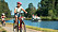Barn cyklar längs Göta kanal