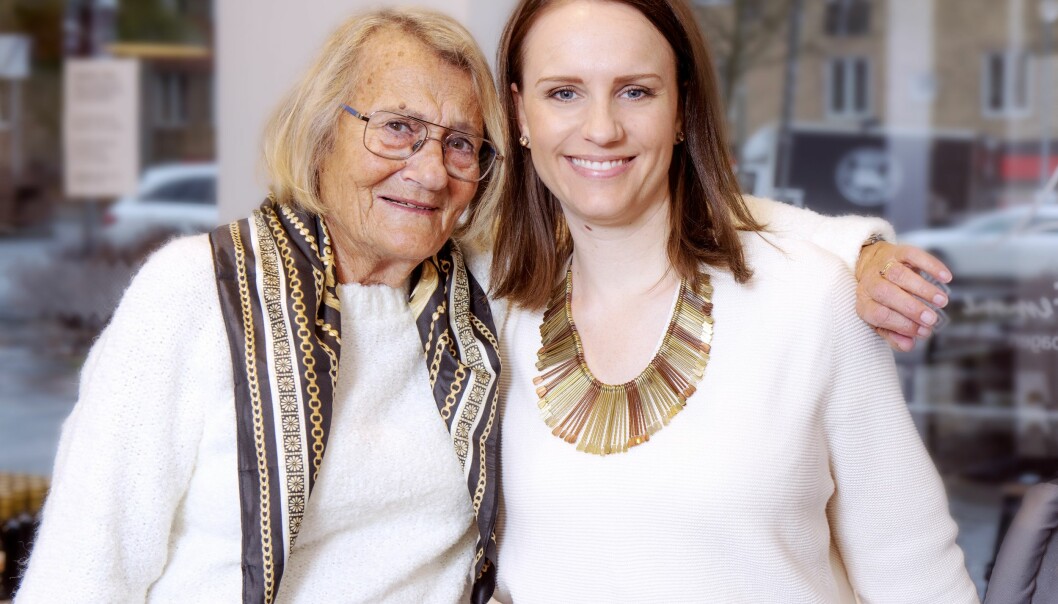 Mormor Ann-Mari är Sandras förebild. En äldre kvinna håller armen om en yngre kvinna, hennes barnbarn.