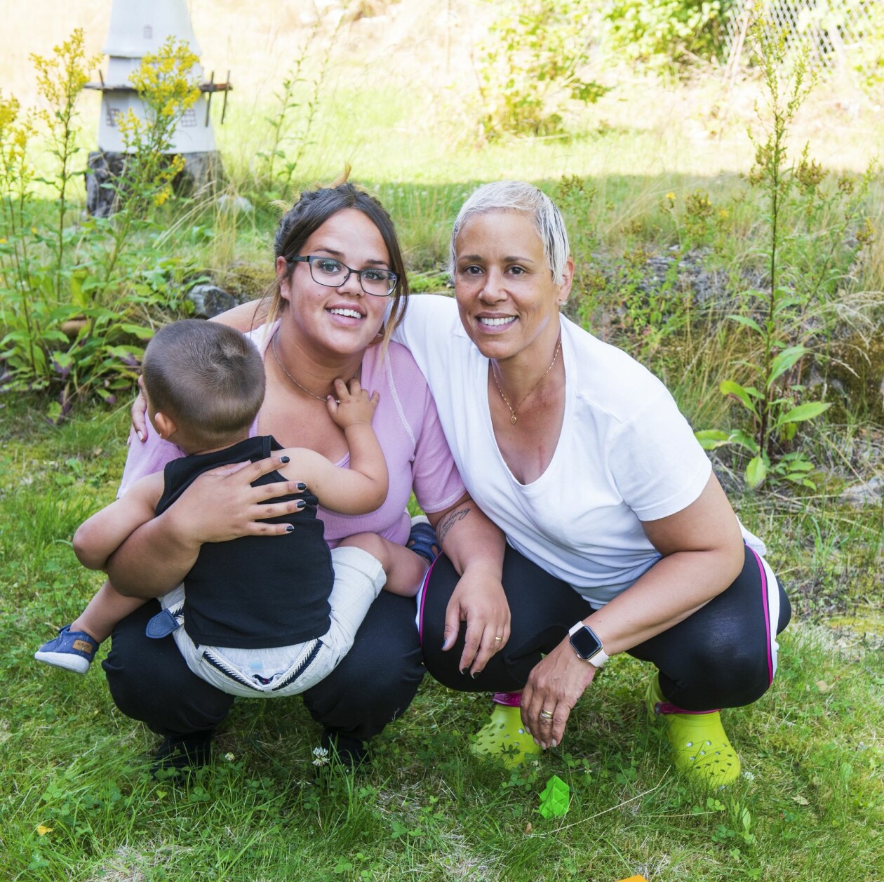 Josefine och Kim ser ljust på framtiden. Josefine har ännu inte låtit testa om hon bär på genen, men planerar att göra det när hon fått sitt andra barn. Hon är mamma, och Kim är mormor, till Ludwig, två år. Kim Bornholm med dottern Josefine och barnbarnet Ludwig.