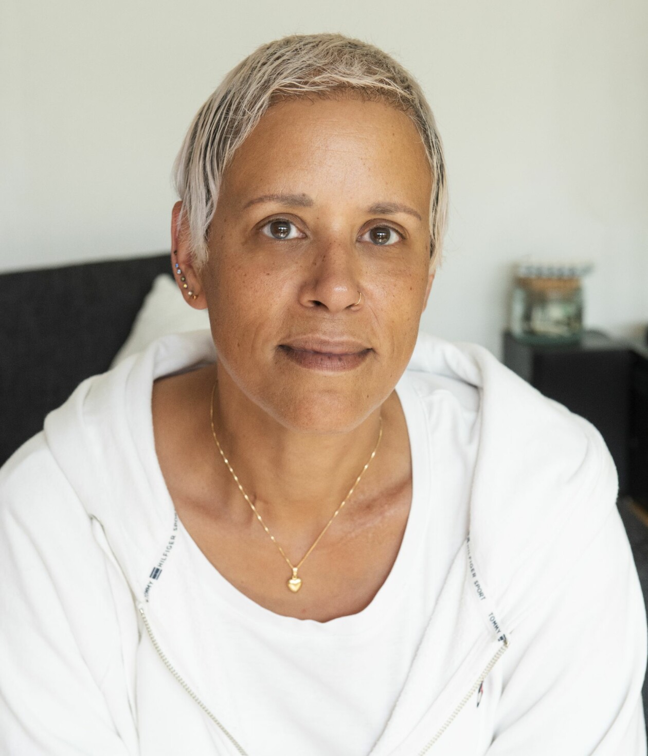 Kim Bornholm har drabbats av bröstcancer två gånger. Efter den andra omgången med cellgifter väntade hon förgäves på att håret skulle växa ut igen på hjässan. Nu har Kim låtit transplantera hårsäckar för att få tillbaka sitt svall. Kim Bornholm har drabbats av cancer flera gånger men hennes hår vägrade växa tillbaka.