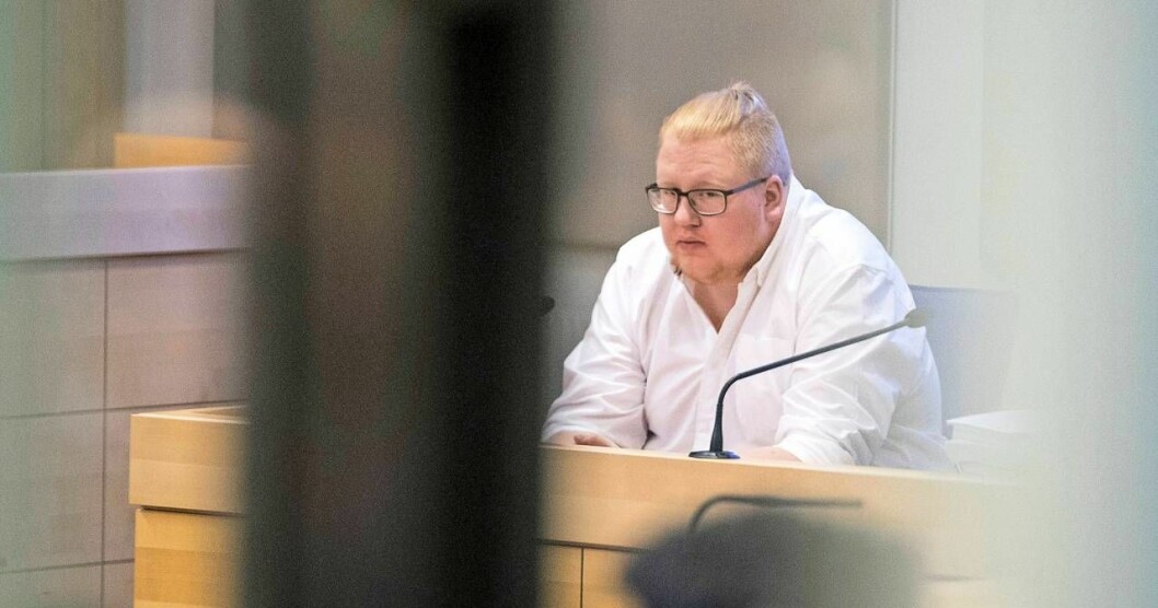 Edvin Gyllensvaan nekade till brott, men fälldes för mord i både tingsrätt och hovrätt. Foto: Stefan Jerrevång/Aftonbladet/TT En blond man i vit skjorta, Edvin Gyllensvaan, sitter i en rättegångssal.