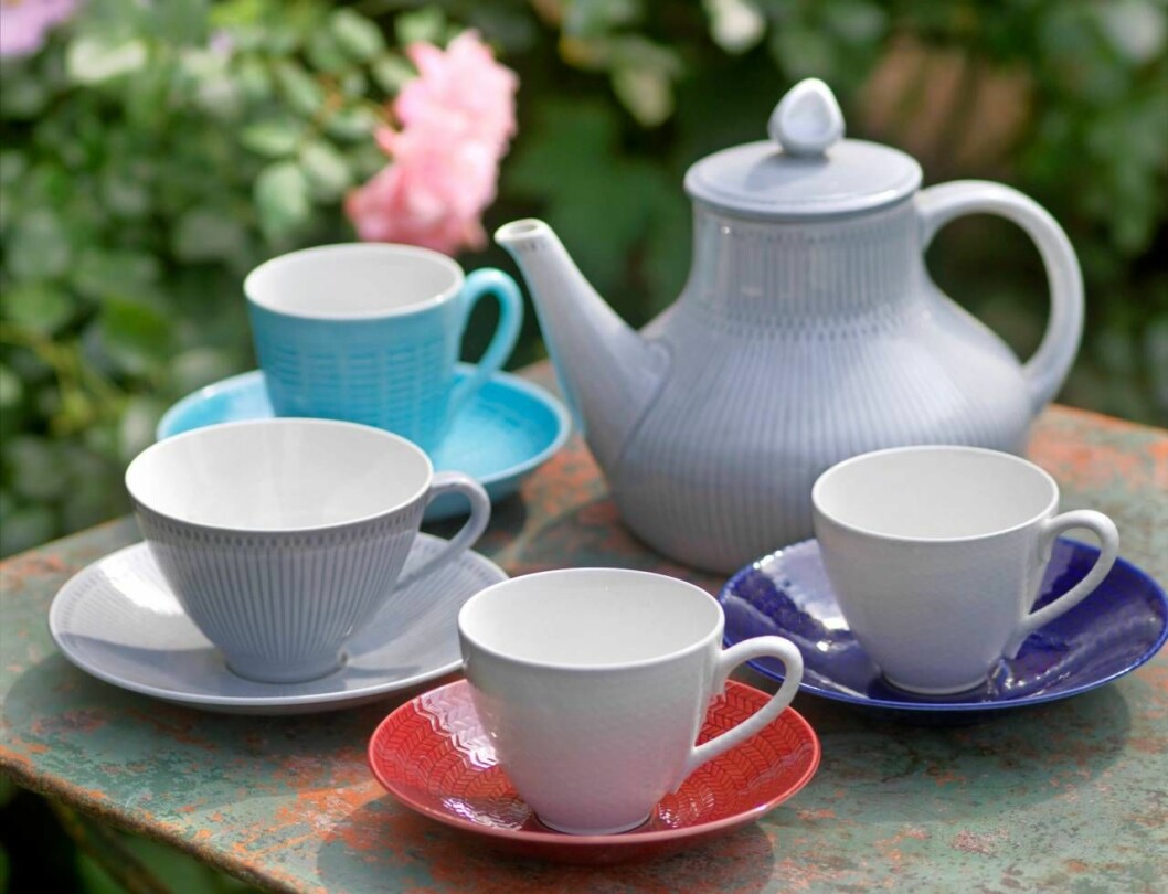Grå kanna ur serien Rosmarin, värde 800 kr, med tillhörande tekopp, värde 350 kr. Turkosa kaffekoppen Ceylon, värde 100 kr samt två koppar ur den populära serien Blå eld där den vita koppen med rött fat är något ovanligare, värde 500 kr/st. Hertha Bengtson har formgivit samtliga för Rörstrand. Grå kanna ur serien Rosmarin, värde 800 kr, med tillhörande tekopp, värde 350 kr. Turkosa kaffekoppen Ceylon, värde 100 kr samt två koppar ur den populära serien Blå eld där den vita koppen med rött fat är något ovanligare, värde 500 kr/st.