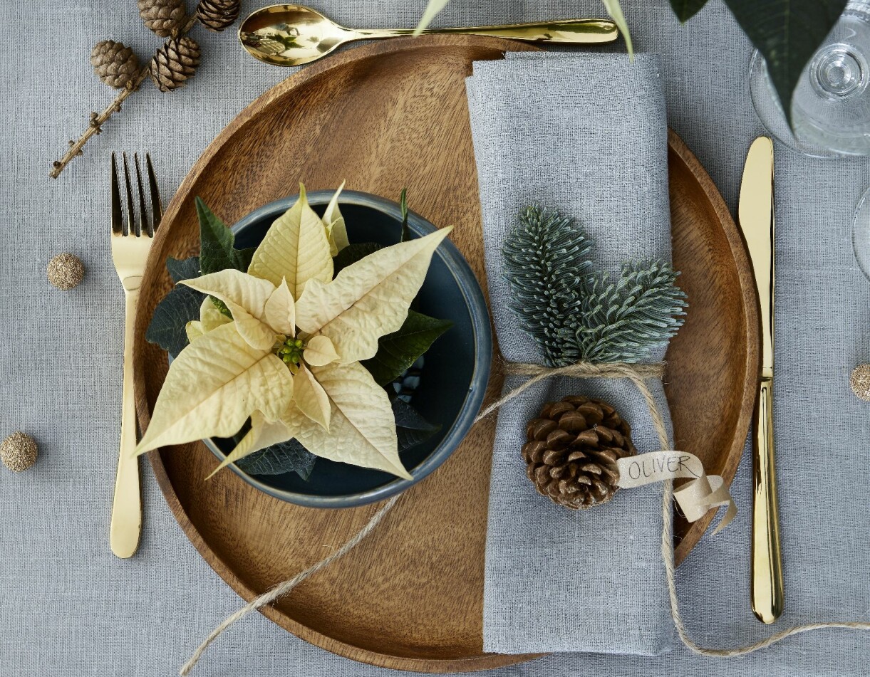 Dukat med julstjärnor på julbordet.