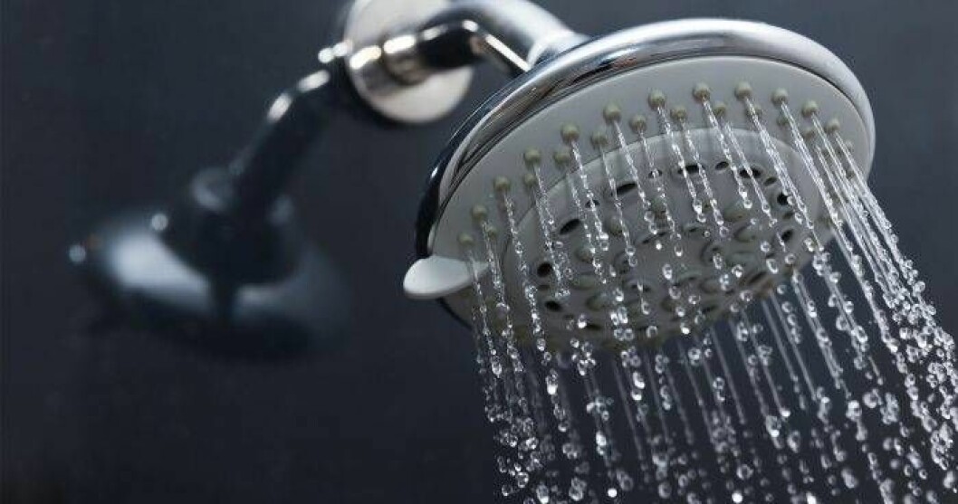 Till en tio minuter lång dusch krävs ungefär 120 liter vatten. Foto: Shutterstock/TT Dusch i ett badrum