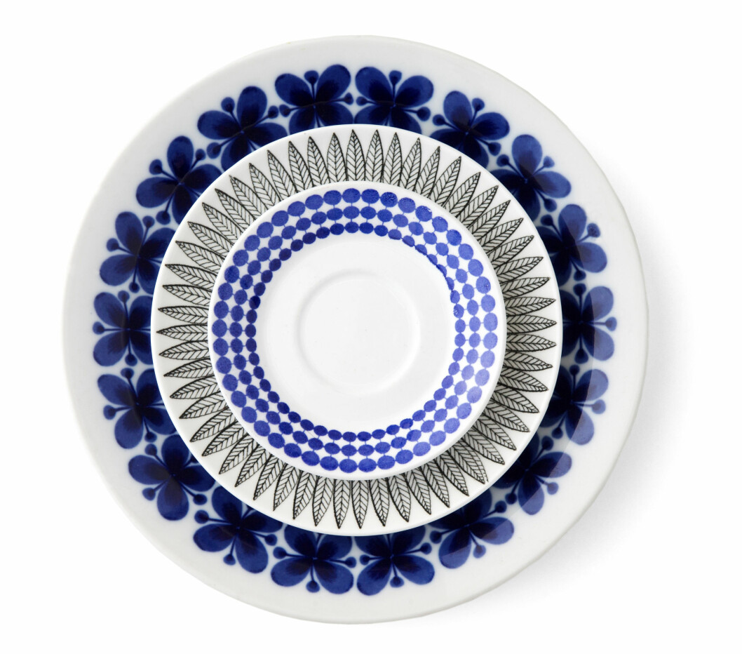 Om du känner igen dyrgriparna, och har turen att komma till en bra loppis, kan du fynda. Understa fatet ”Mon Amie” (1952-1987) – en kaffe- och teservis i tekniken flytande blått designad av Marianne Westman, Rörstrand. I mitten ”Salix” (1954-1970) och överst ”Adam” (1959-1974) – båda alster av Stig Lindbergs för Gustavsberg. Värdet för ett populärt fat är omkring 200 kr. Populära tallrikar, assietter och fat från Rörstrand och Gustavsberg.