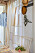 En skir gardinlängd hänger i en halldörr