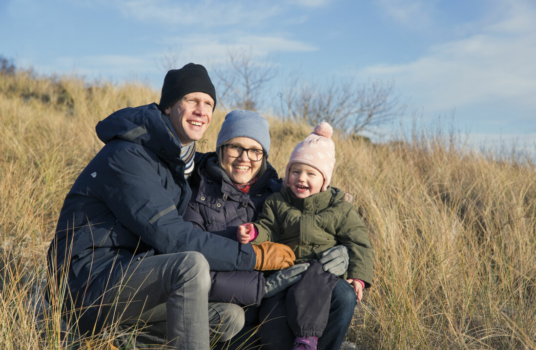 Vid havet hemma i Falsterbo trivs Ebba, Martin och Leonore som bäst. Ebba, Martin och Leonore Hjertstedt på stranden i Falsterbo.