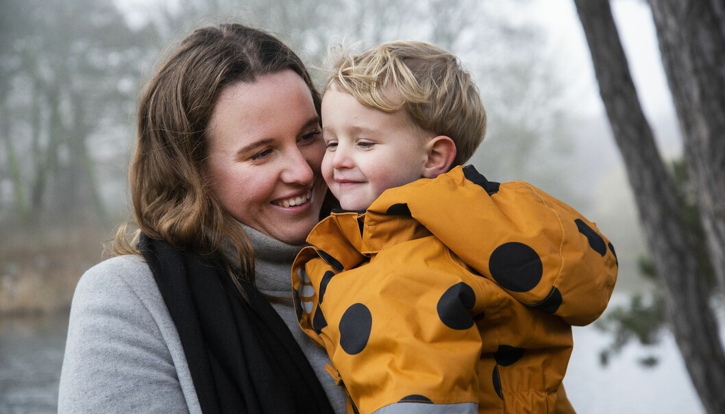 Både Ebba och sonen Theodore mår i dag bra, men äter medicin varje dag till följd av det gemensamma hjärtfelet. Ebba Andersson i Malmö håller sonen Theodore i famnen.