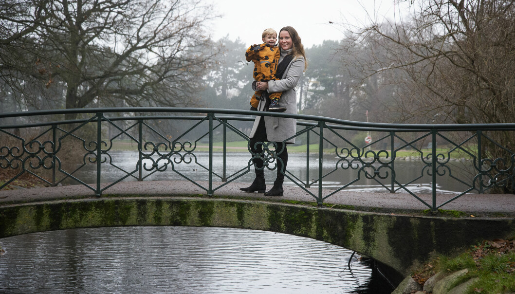 Ebbas och Theodores sjukdom innebär att hjärtmuskeln är svag, mjuk och hålig. Ebba Andersson med sonen Theodore i famnen, fotograferade på en bro i Slottsparken i Malmö.