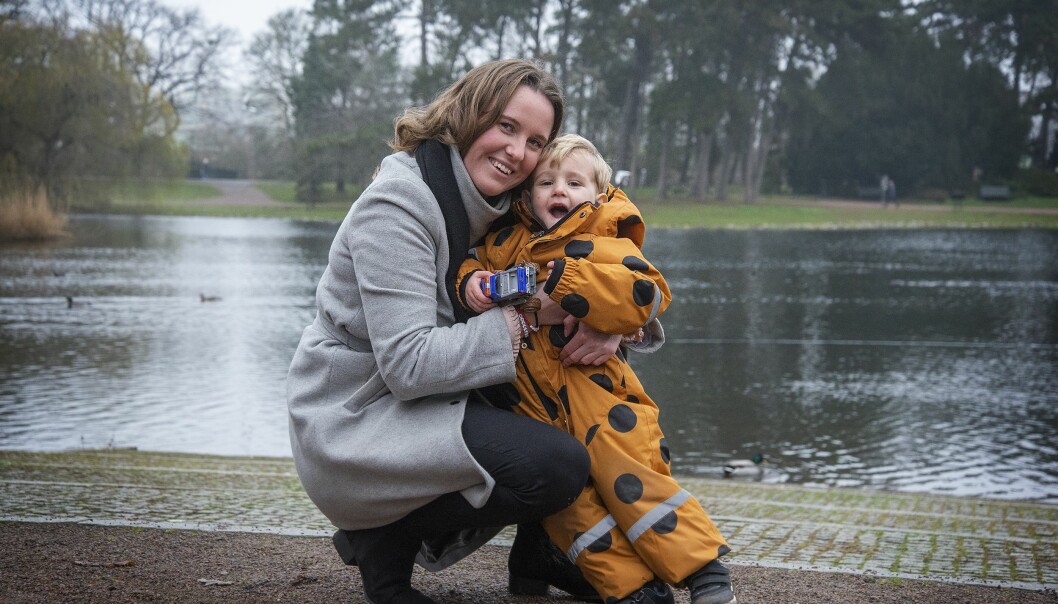 I dag är Theodore som vilken treåring som helst, berättar mamma Ebba. Ebba Andersson tillsammans med sonen Theodore fotograferade i Slottsparken i Malmö.