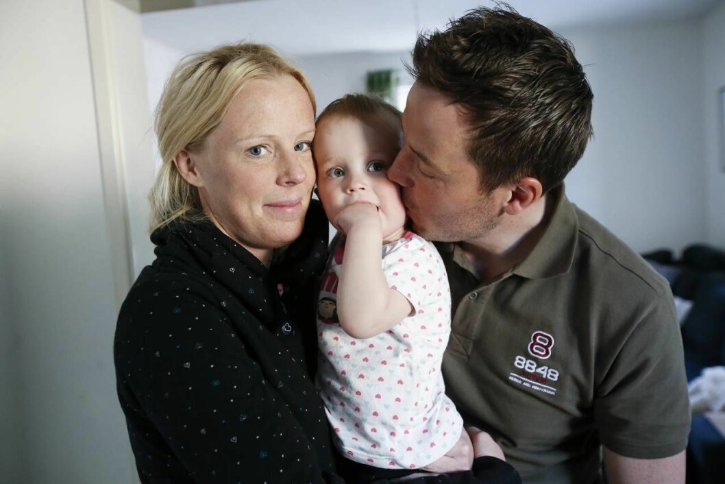 Både Therese och pappa Andreas försöker hålla oron ifrån sig, men vet att saken kan komma i ett annat läge framöver. Foto: Petra Älvstrand Ebba kramas av mamma Therese och pappa Andreas