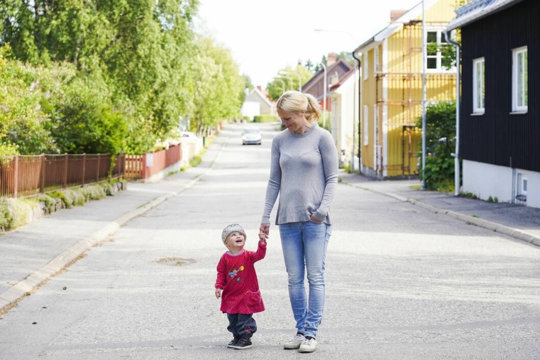 ” Ebba är ett barn som alla andra, vi vill inte att sjukdomen ska begränsa hennes liv mer än nödvändigt.”, säger mamma Therese. Foto: Petra Älvstrand Hjärtläkaren Therese promenerar med dottern Ebba