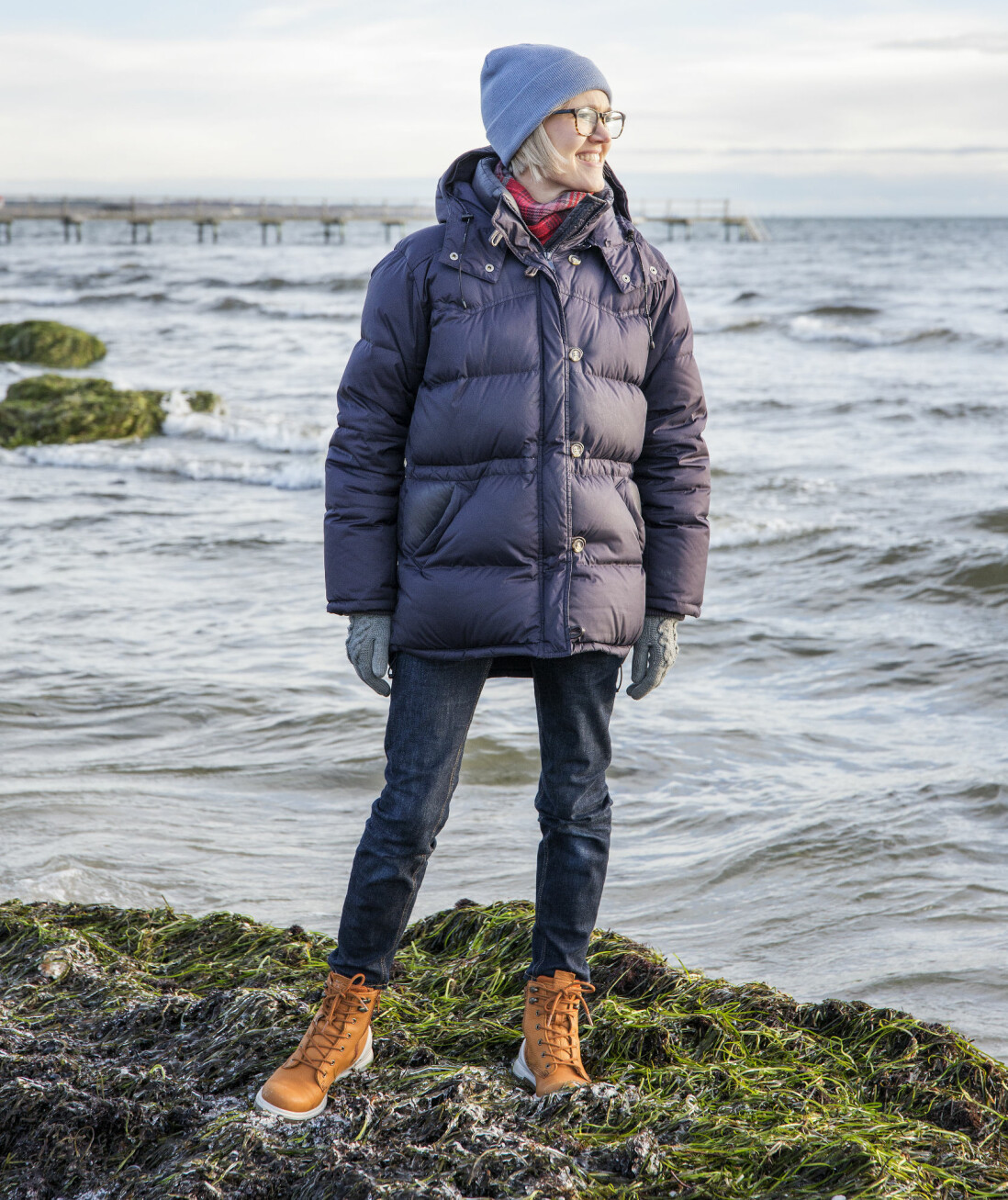 Ebba drabbades av cancer redan som åttaåring och har många tuffa behandlingar bakom sig. Ebba Hjertstedt blickar ut över havet från stranden i Falsterbo.