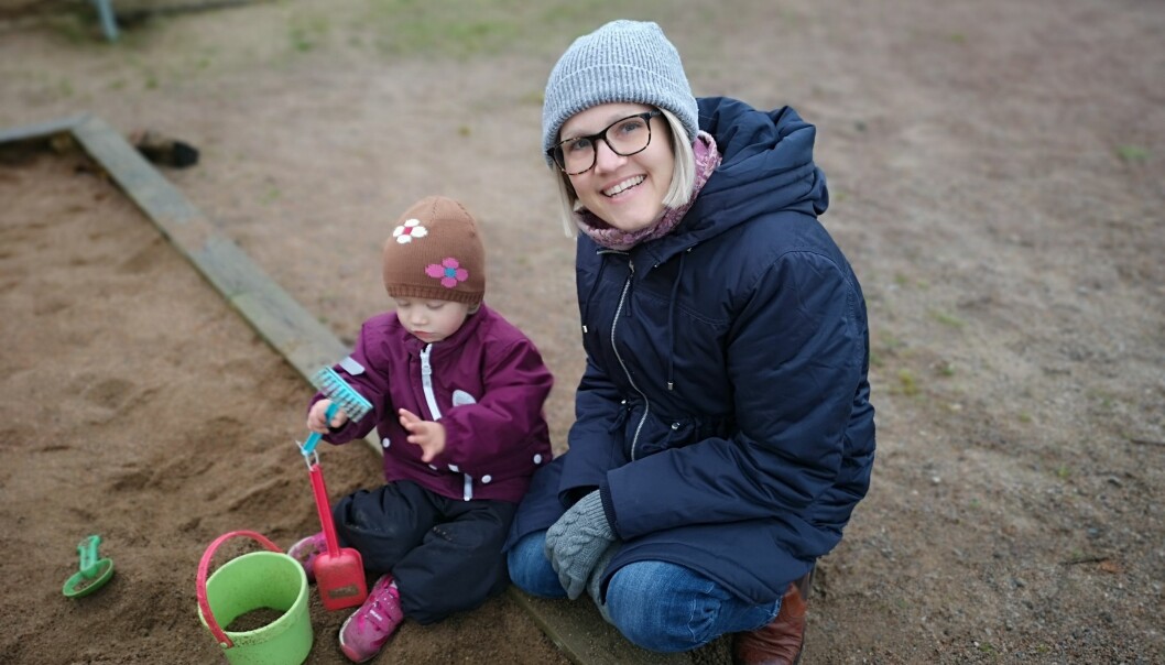 Att kunna hämta Leonore på förskolan var Ebbas högsta önskan när hon mådde som sämst. Efter operationen kan hon både hämta på förskolan och leka med dottern i sandlådan. Ebba Hjertstedt leker med dottern Leonore i sandlådan.