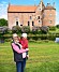 Ebba Hjertstedt med dottern Leonore utanför Torups slott.