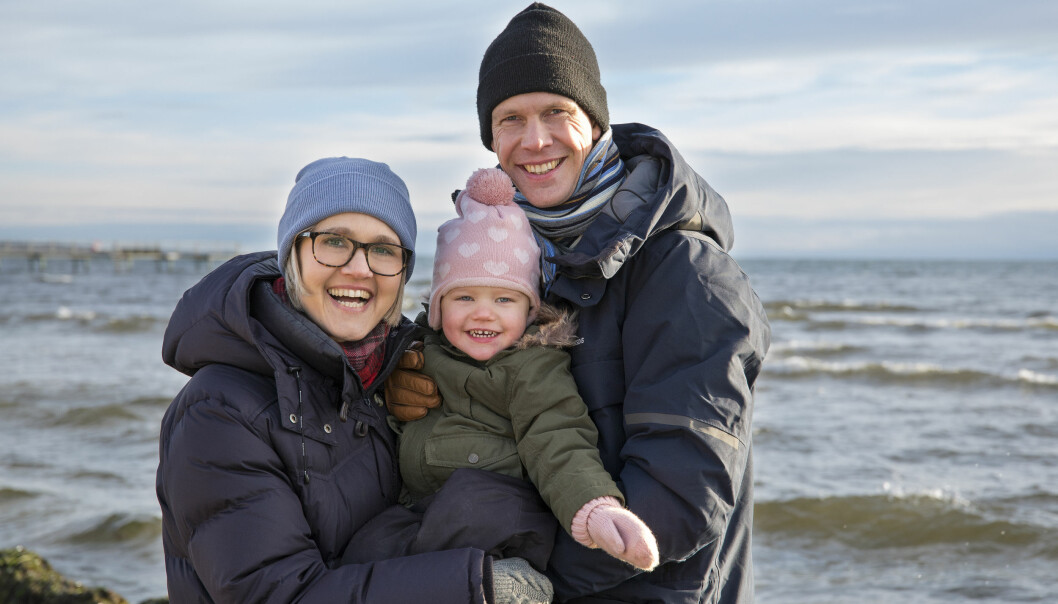 Ebba Hjertstedt tillsammans med maken Martin Hjertstedt och dottern Leonore, vid havet i Falsterbo.