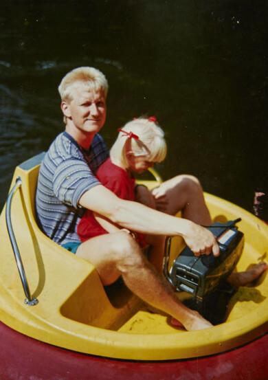 Ebba med sin pappa Kenneth på familjesemester i Röstånga. Foto: Privat