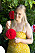 En ung tjej står och håller i en honeycomb i rött