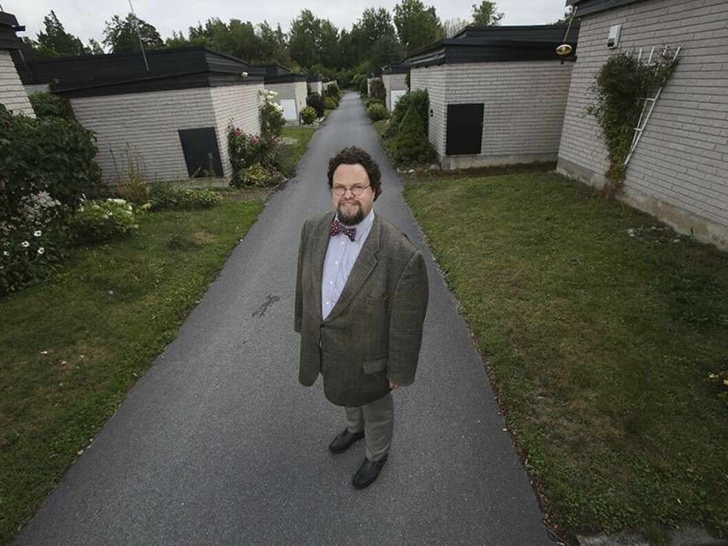 Edward Blom i radhusområdet där han växte upp som barn.