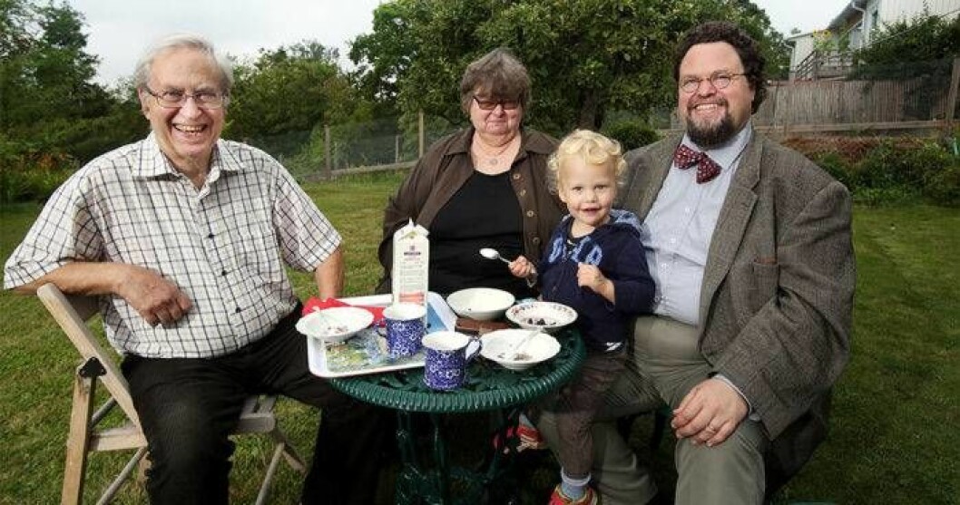Tre generationer. Pappa James och mamma Ninnie bor kvar i villan, och nu är det Edwards son Melchior som får upptäcka alla hemliga lekställen. Foto: Stefan Nilsson Edward Blom med pappa James, mamma Ninnie och äldsta sonen Melchior.