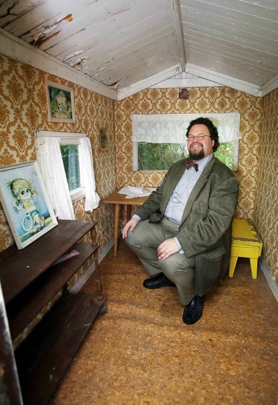 Lekstugan, där Edward och hans syster Anna ordnade kafferep, finns bevarad på föräldrarnas tomt. Foto: Stefan Nilsson Edward Blom i sin gamla lekstuga.