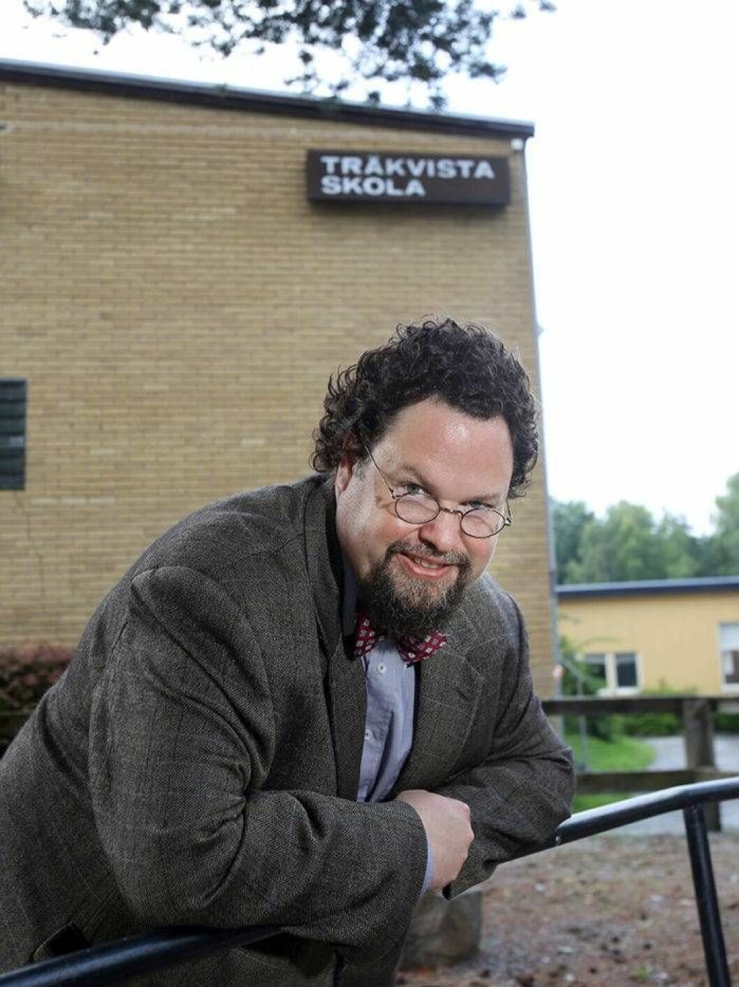 När Edward Blom började i Träkvista skola blev han retad av klasskompisarna första året, men sedan blev det bättre. Foto: Stefan Nilsson Edward Blom utanför sin grundskola.
