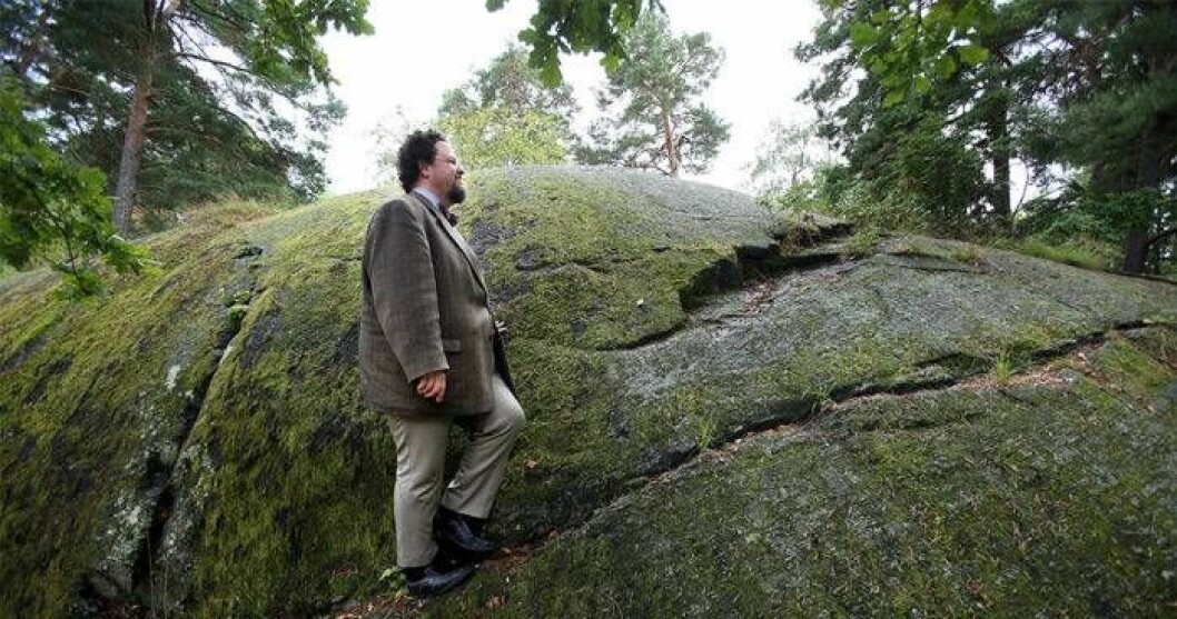 På klippan vid skolgården lekte Edward bergsbestigning. ”Här klättrade jag i mina träskor, det var ju rent livsfarligt!”, säger han. Foto: Stefan Nilsson Edward Blom vid en klippa nära skolgården.