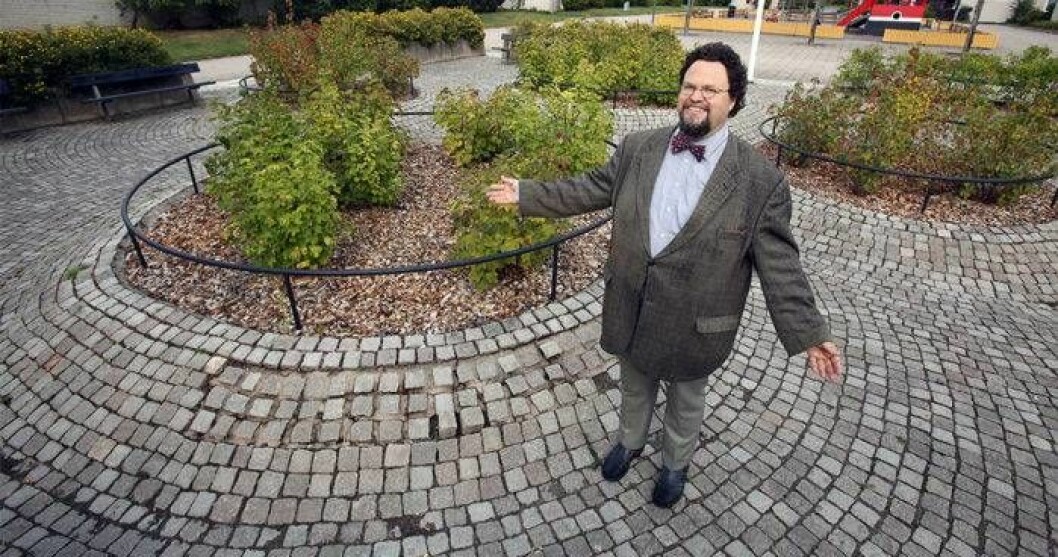 Som liten ville Edward inte flytta från Bandygränd. – Jag trodde att jag skulle sakna garagen och stenrundlarna så förskräckligt mycket. Foto: Stefan Nilsson Edward Blom.