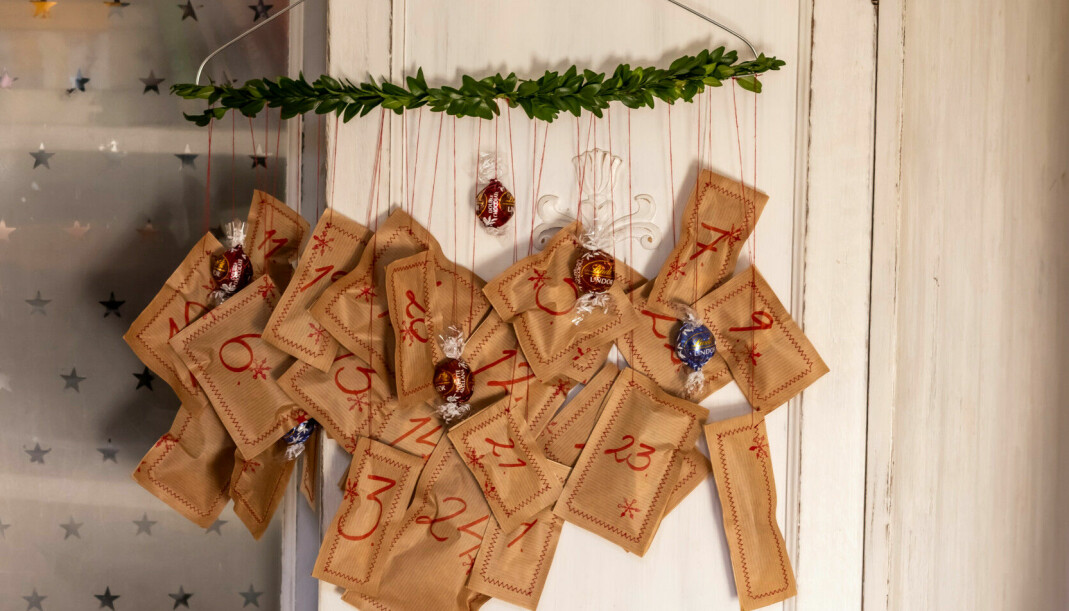 En julkalender av papper hänger i en kemtvättsgalge